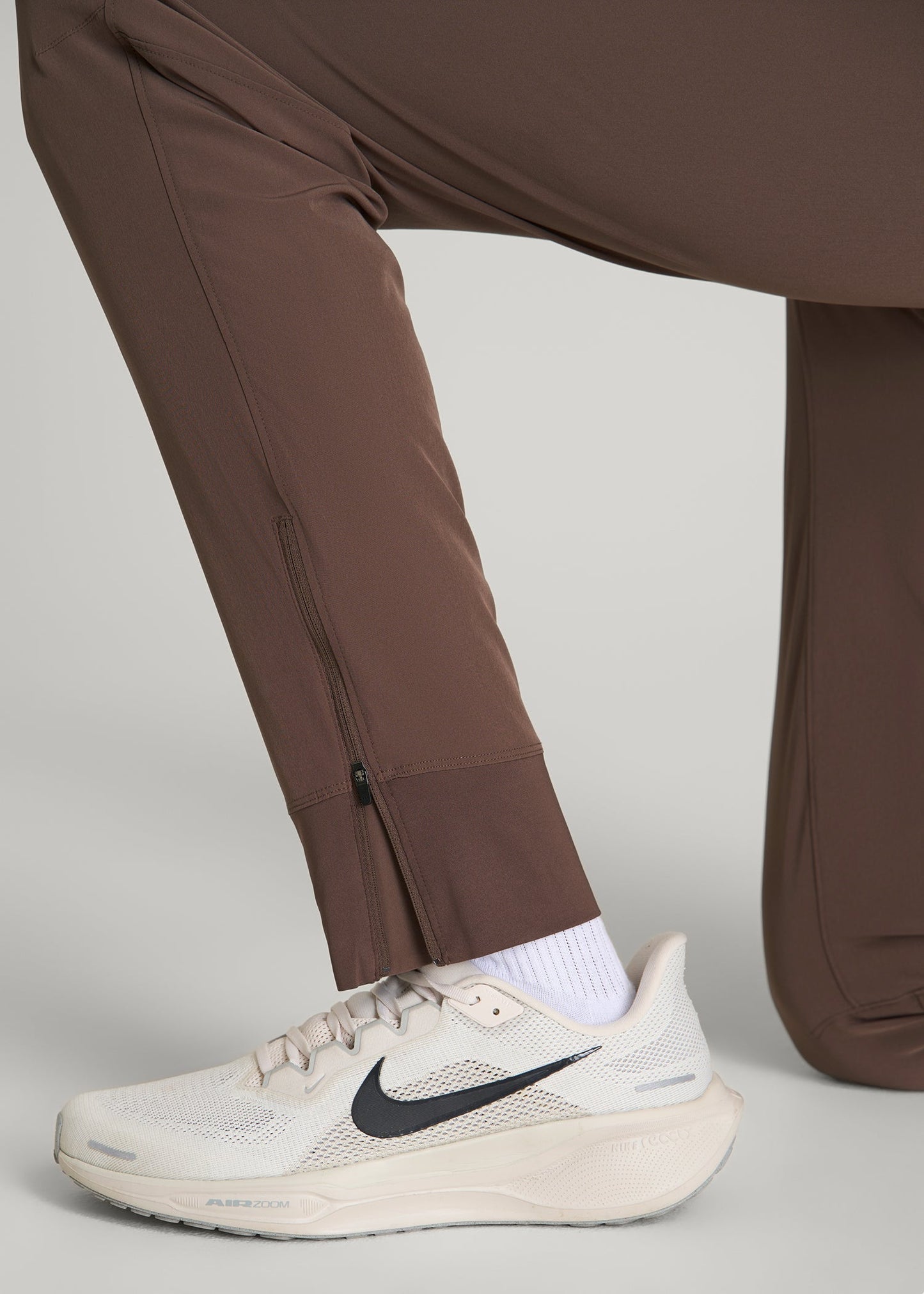 Featherweight Perforated Training Jogger in Coffee Quartz
