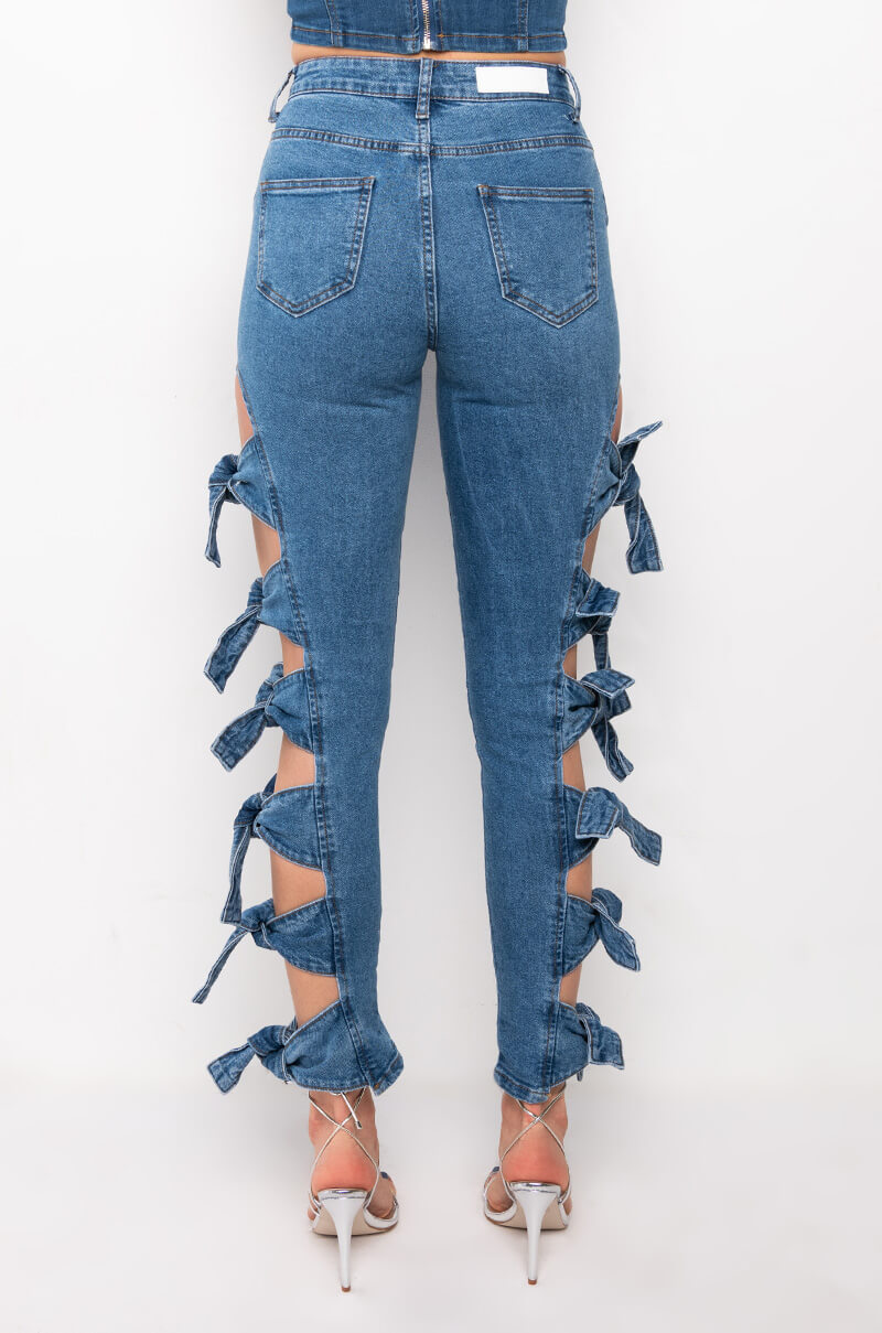 ALL AROUND ME SKINNY JEANS